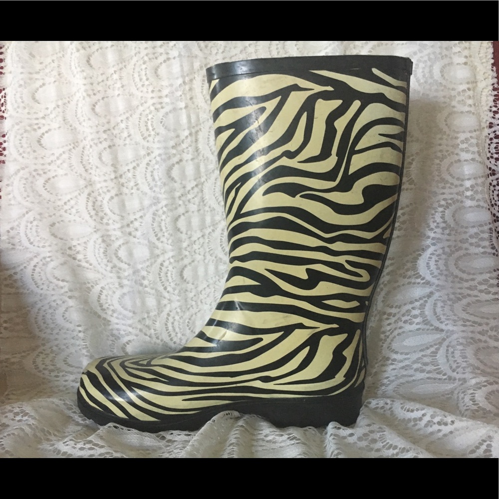 Lovely zebra rain boots . Really sturdy!
